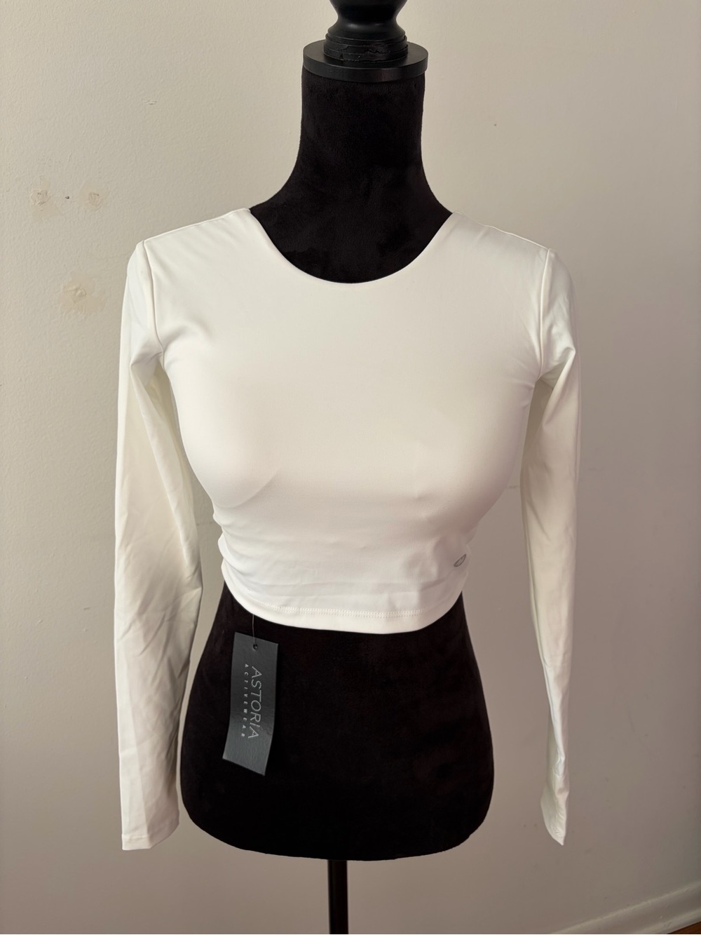 NWT Astoria Activewear White Long Sleeve Cross Back Cropped Top Small